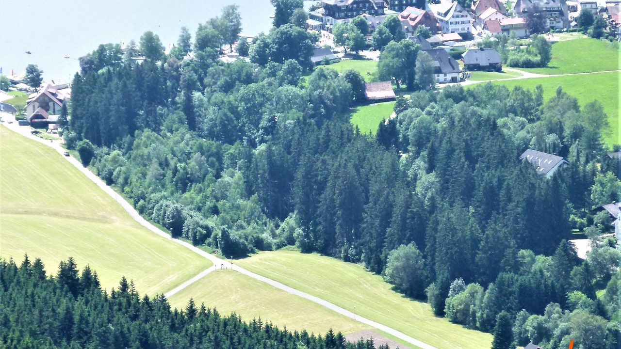 Titisee mit Lage unseres Hauses (vom Hochfirst) Titisee mit Lage unseres Hauses (vom Hochfirst)